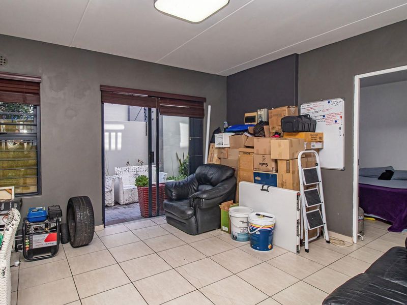 Charming 2-Bedroom Apartment in Secure Complex - Photo 6