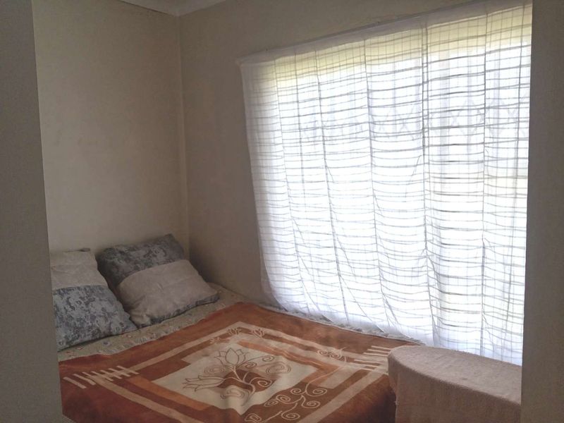 THREE BEDROOM TOWNHOUSE FOR SALE IN DAWN PARK - Photo 4