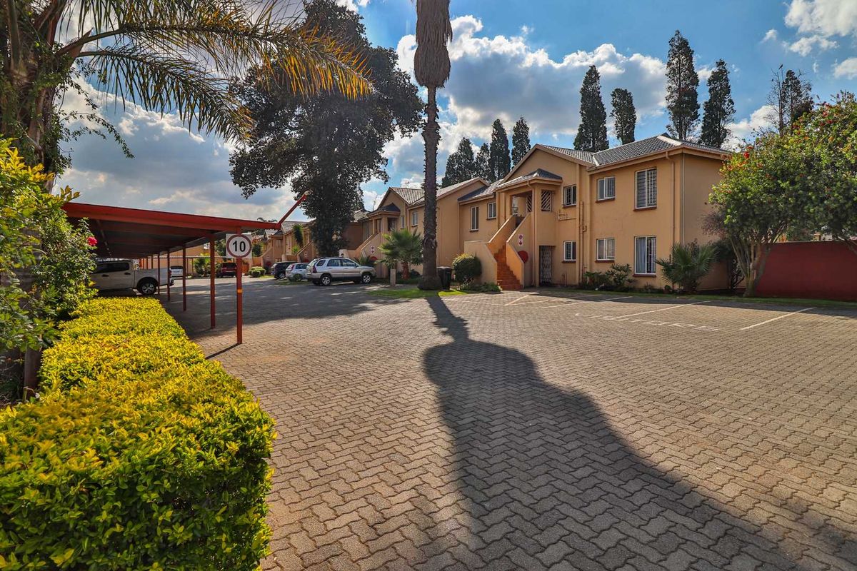 Ground Floor Living: 2-Bedroom Unit - Photo 2