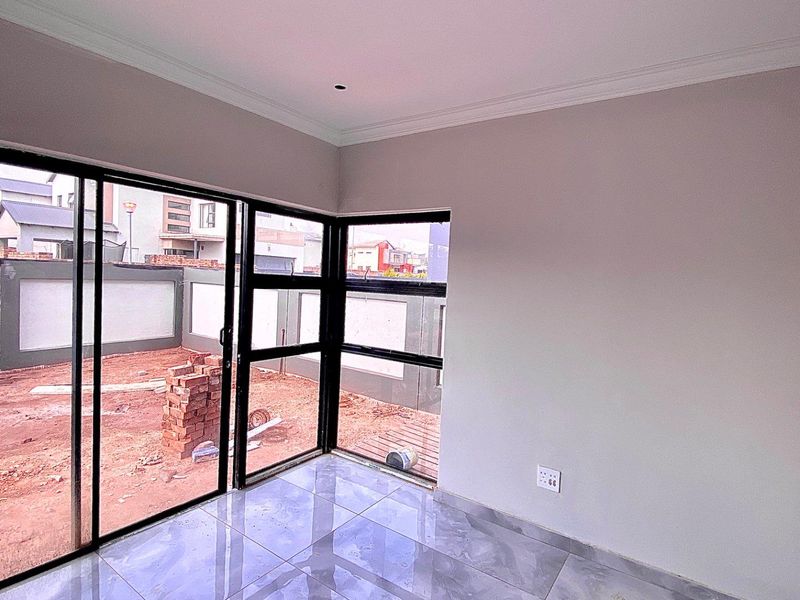 Newly Built Estate Home - Photo 9