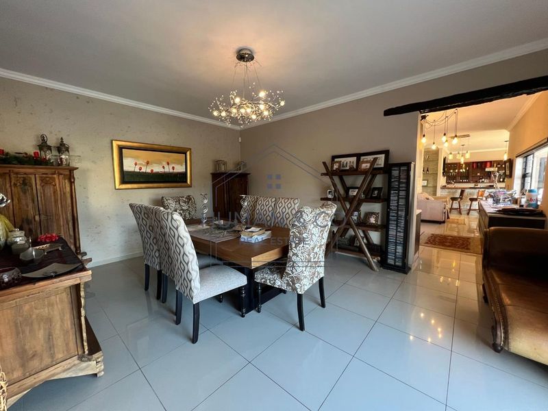 LUXURIOUS PROPERTY WITH EXQUISITE FINISHES - Photo 7