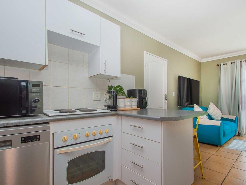 An Ideal Blend of Privacy, Space and Modern Allure. - Photo 6