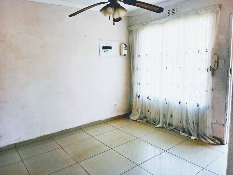 Two Bedroom 1 Bathroom Simplex To Let - Photo 4