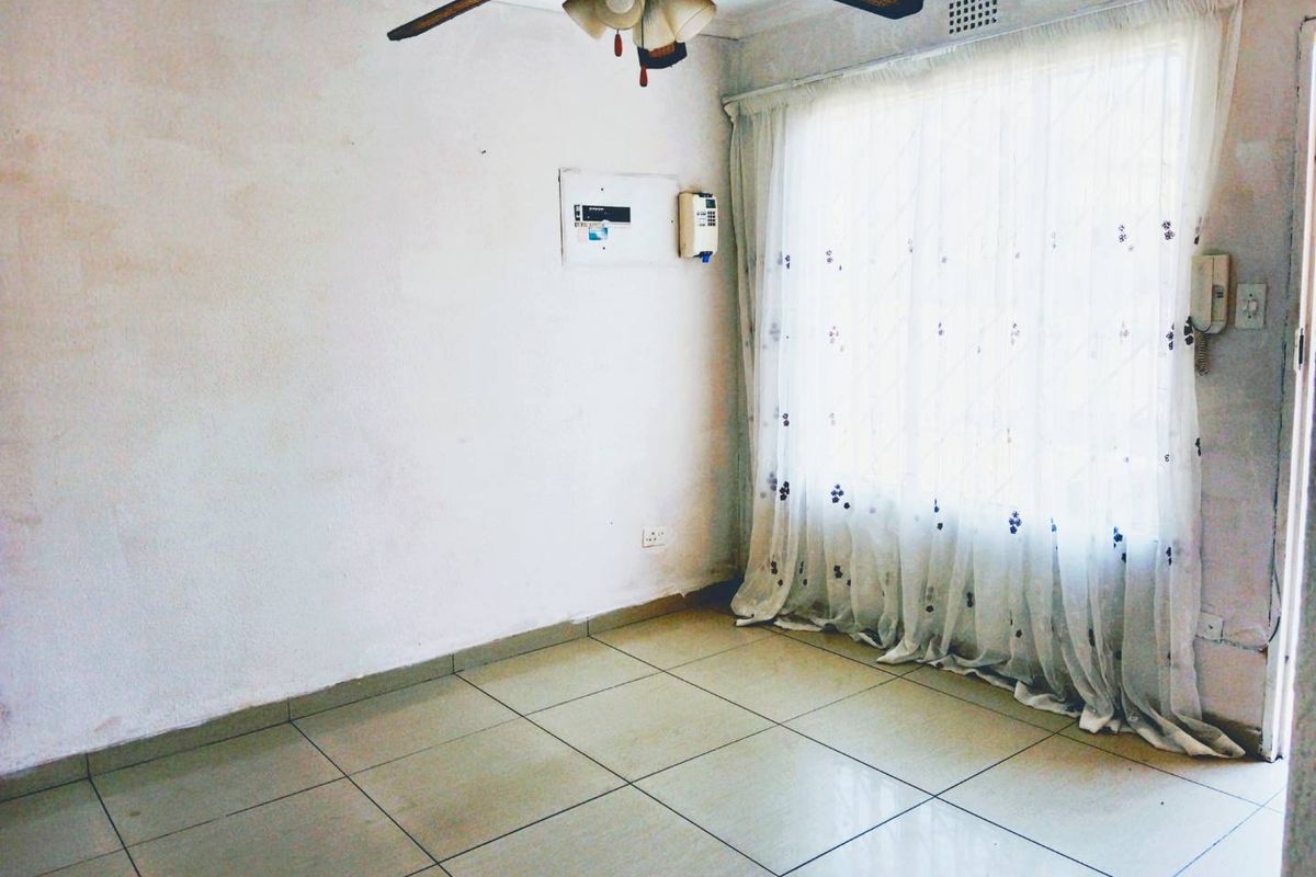 Two Bedroom 1 Bathroom Simplex To Let - Photo 4