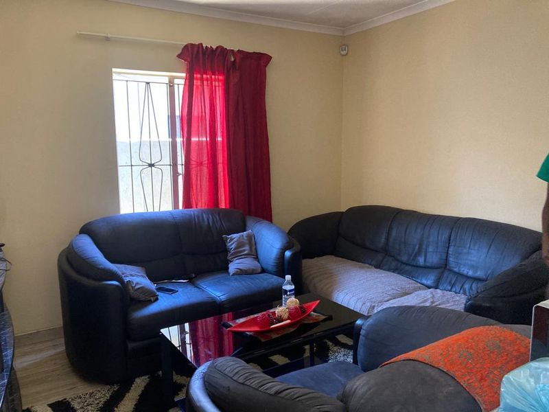 Excellent Value Clayville R 680 000 !! - Photo 6