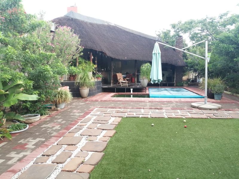 Stunning 4-Bedroom Family Home with Exceptional Entertainment Facilities - Photo 2