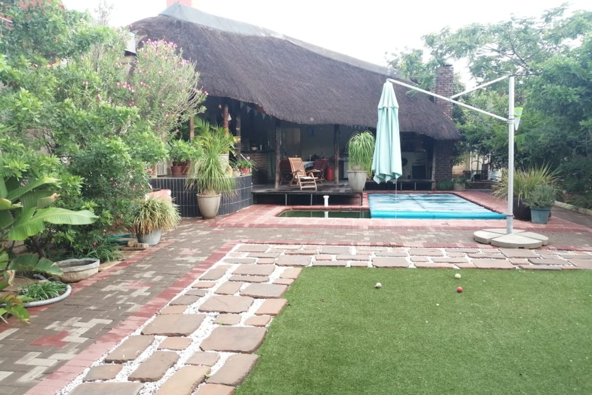 Stunning 4-Bedroom Family Home with Exceptional Entertainment Facilities - Photo 2