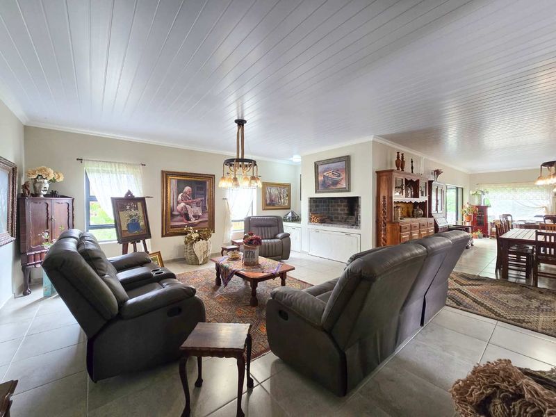 Three bedroom family home for sale in sought after area of Stilbaai. - Photo 4