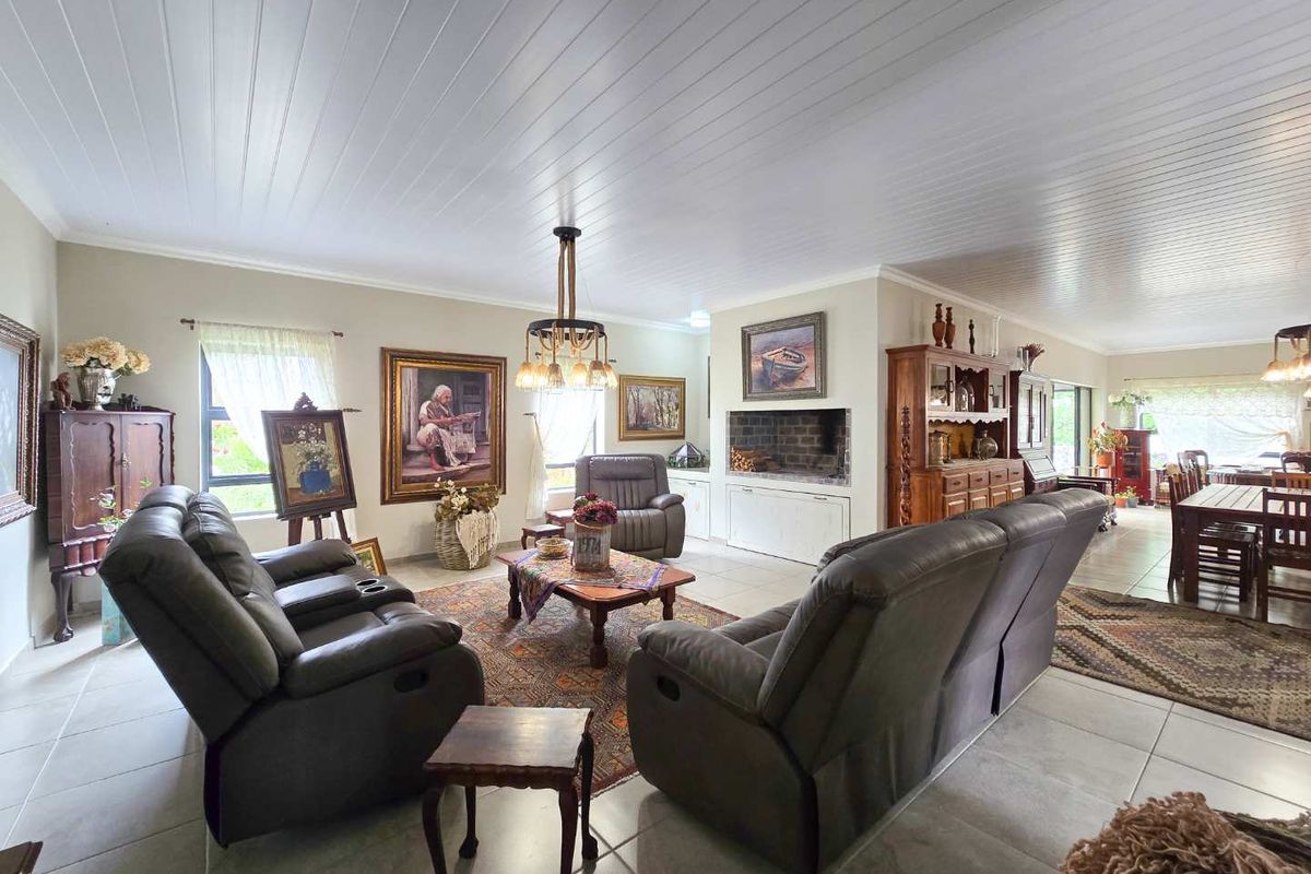 Three bedroom family home for sale in sought after area of Stilbaai. - Photo 4