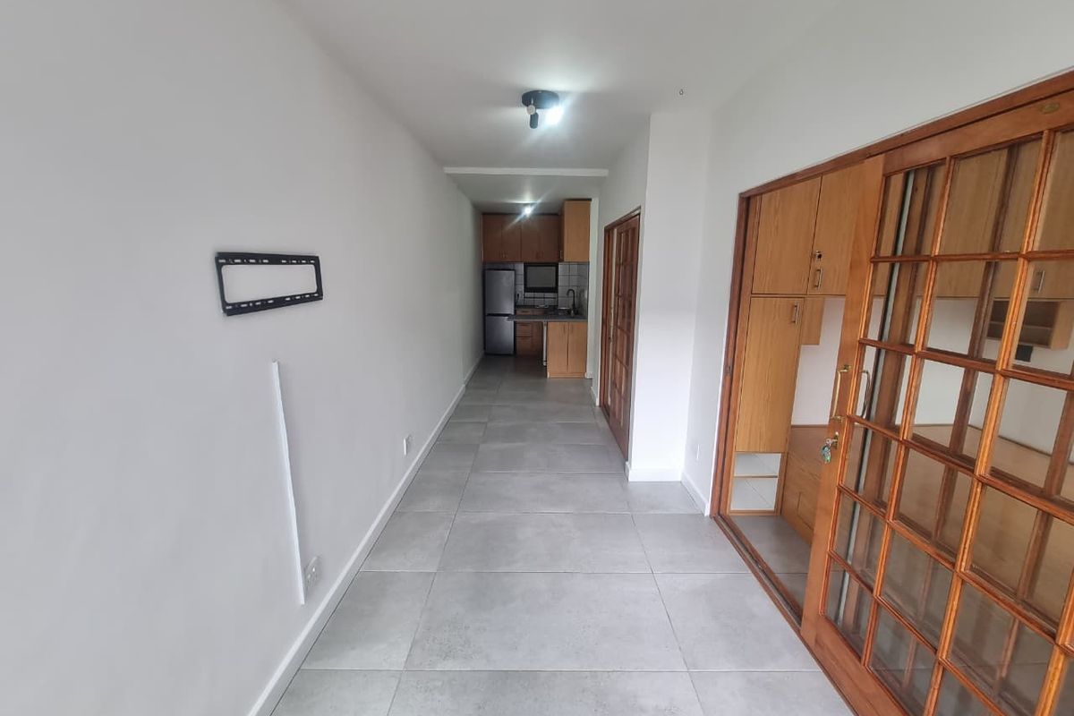 Modernized Semi-Furnished Two-Bedroom Apartment To Let in Cape Town City Centre - Photo 4