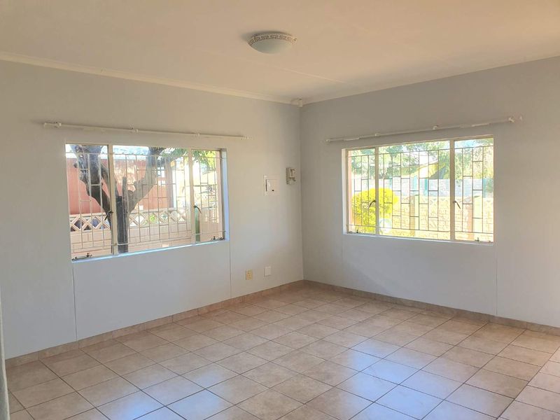 Charming Family Home for Sale in Cimbebasia – Windhoek - Photo 5