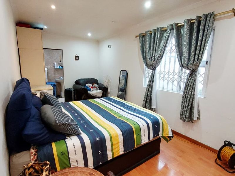 Modern 3-Bedroom Family Home in Rondevlei Park - Photo 9