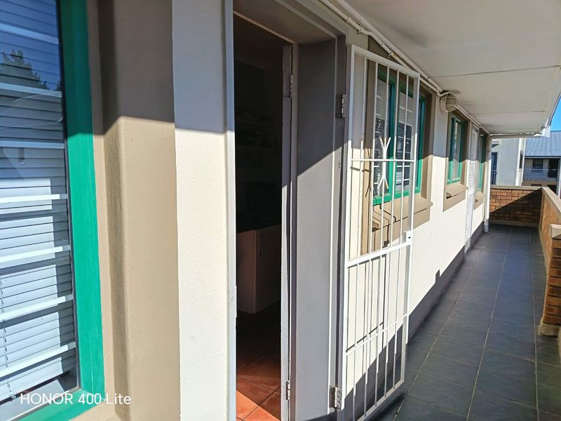 2 Bedroom Apartment in Stellenbosch - Photo 2