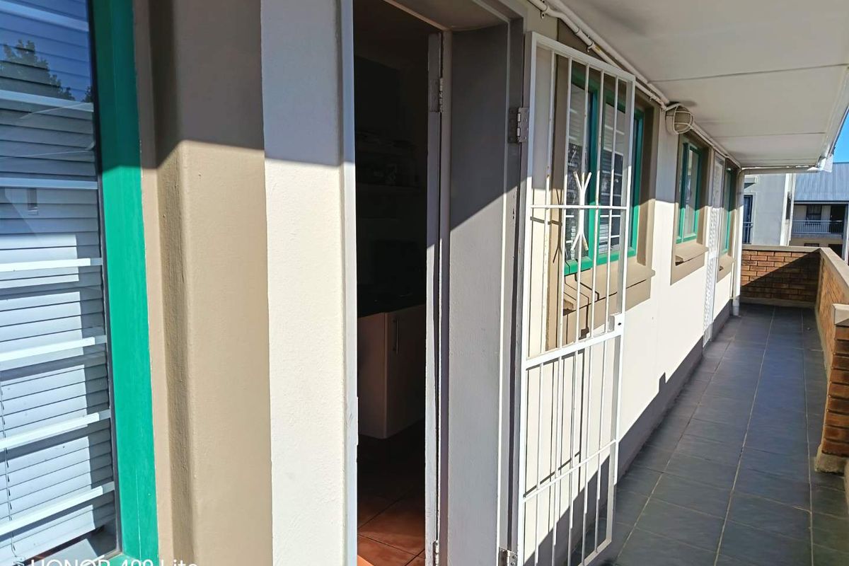 2 Bedroom Apartment in Stellenbosch - Photo 2