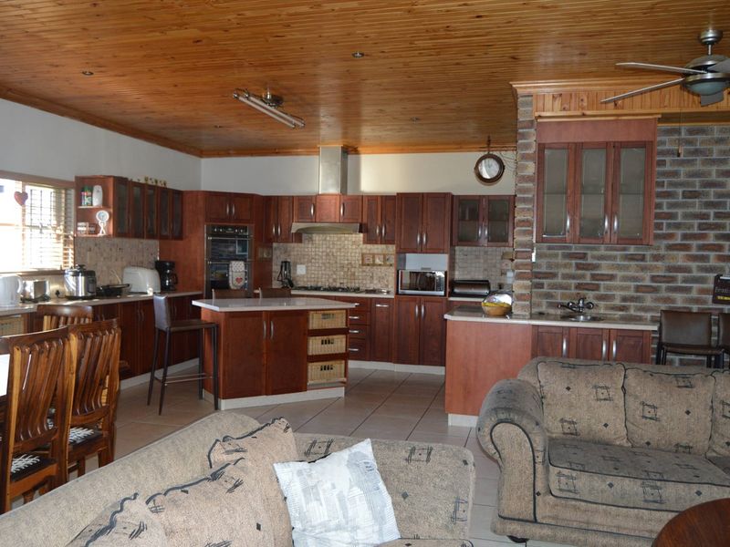 Well located family home close to Town, Hospital and School perfect for the extended family or for home office - Photo 3