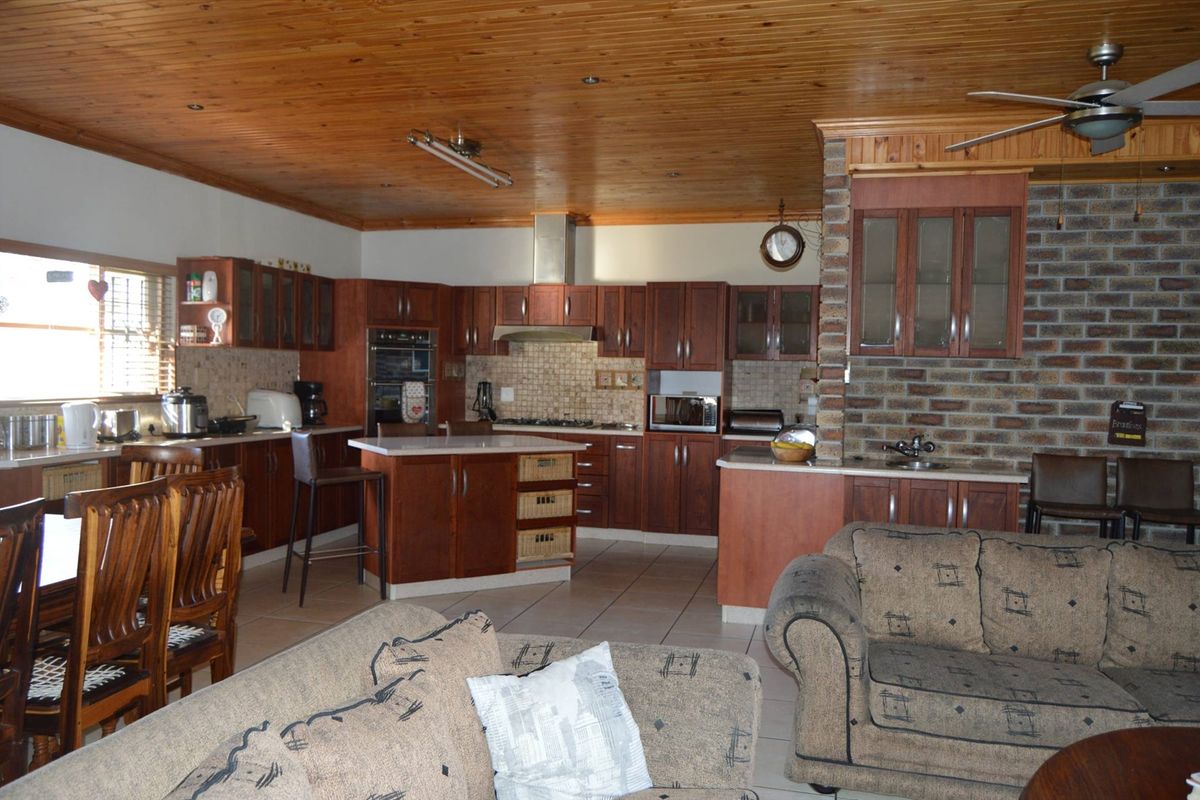 Well located family home close to Town, Hospital and School perfect for the extended family or for home office - Photo 3
