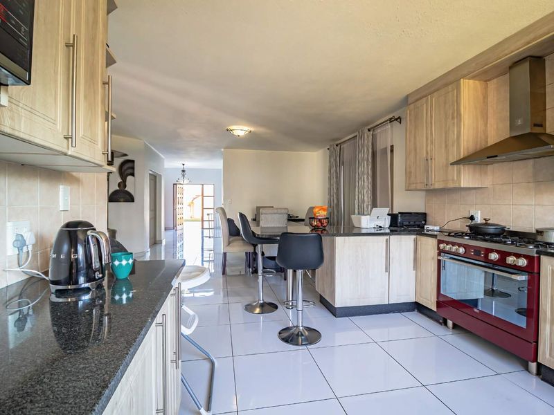 Beautiful family home in secure lifestyle estate - Photo 9