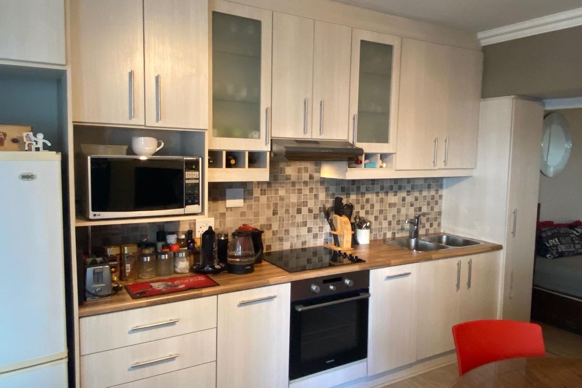 Airbnb friendly or Lock-up-and-Go Apartment with Garage - Photo 3