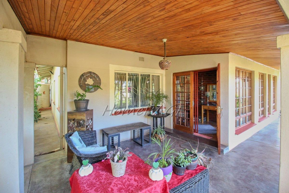 Otjiwarongo:  Beautiful and pristine 3- bedroom house with a beautiful well-kept garden and a detached 2- bedroom flat - Photo 4