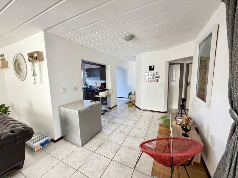 Immaculate Ground Floor Unit for Rent - Photo 9