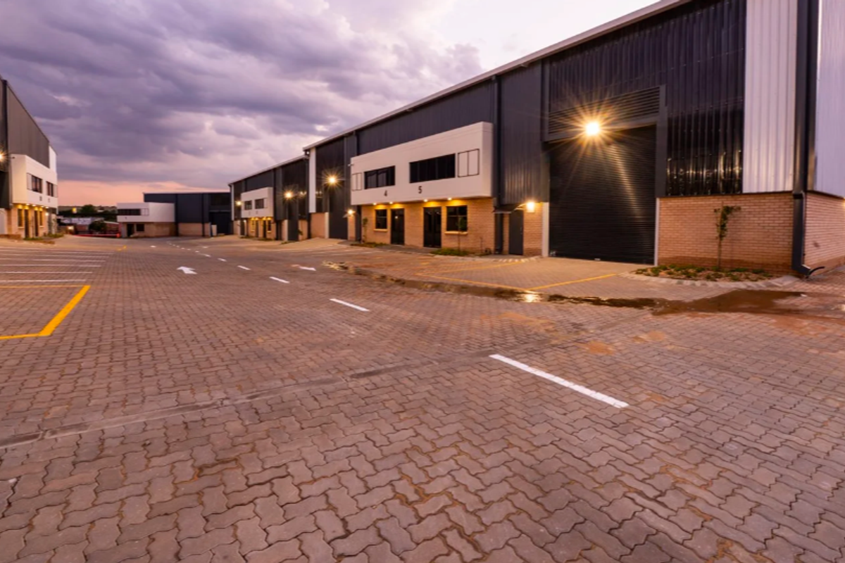 785m2 Samrand Warehouse To Let - Photo 4