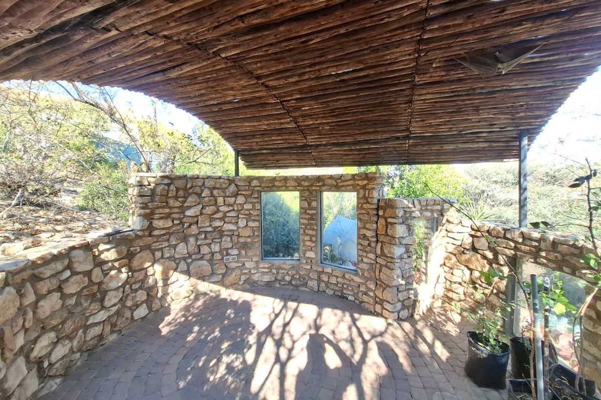 Unique Thatch roof home with two flats - Photo 5