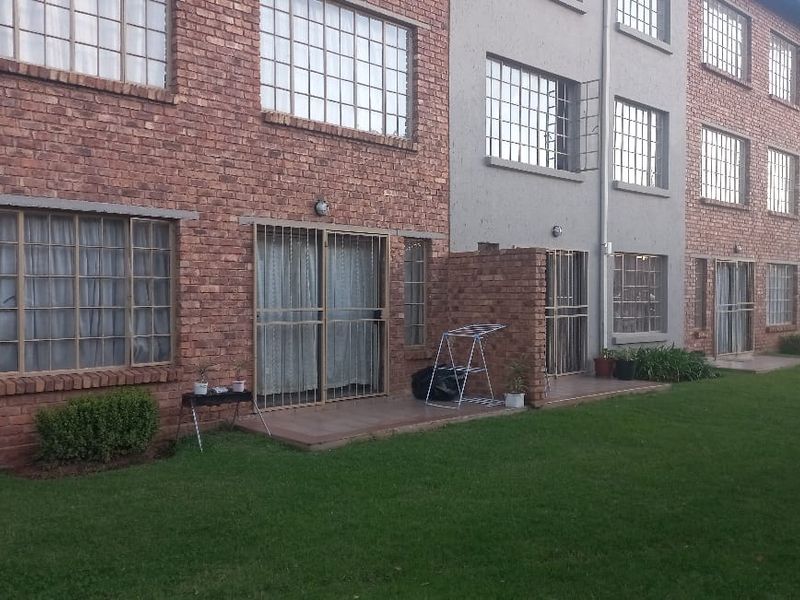2 bedroom ground floor unit, walking distance from Eastrand Mall - Photo 3