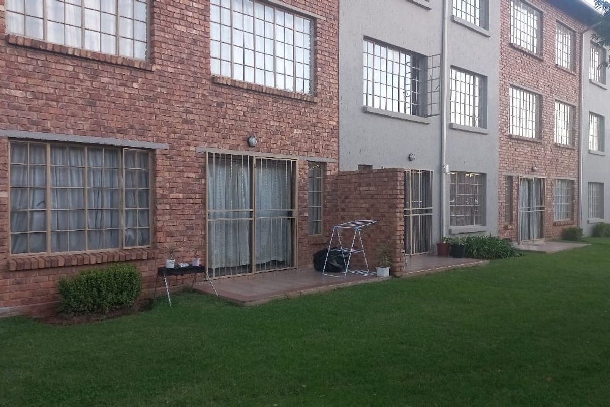 2 bedroom ground floor unit, walking distance from Eastrand Mall - Photo 3