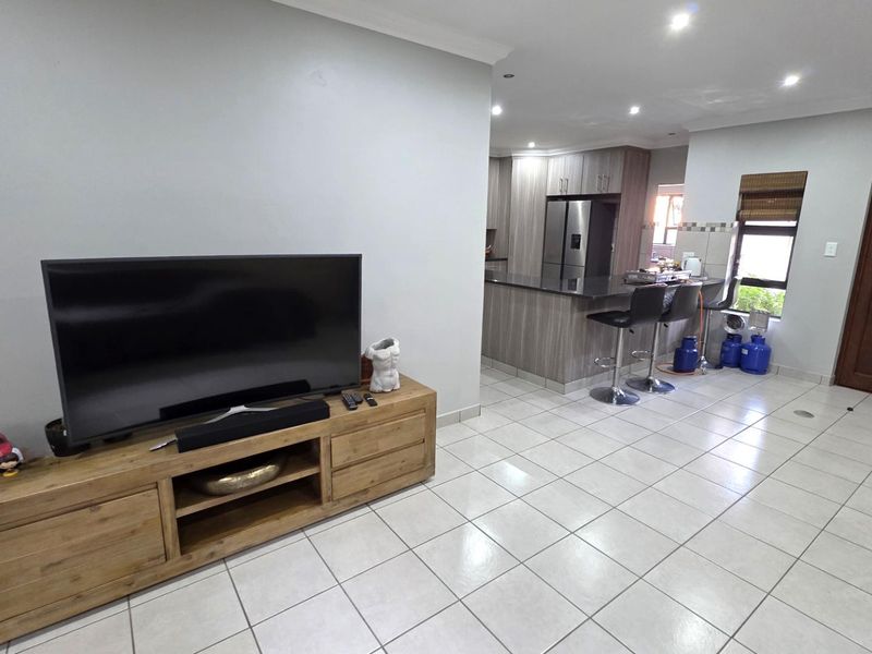 3 Bedroom House in Symphony Park To Rent - Photo 5