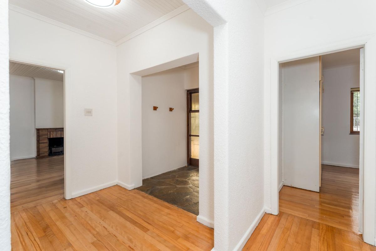 Charming Corner-Plot Home Opposite Royal Cape Golf Course - Photo 5