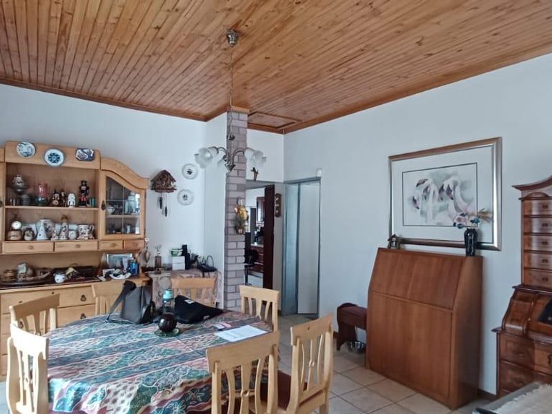 OLYMPIA - Versatile Family Home with Flat & Indoor Pool N$4 990 000 - Photo 10