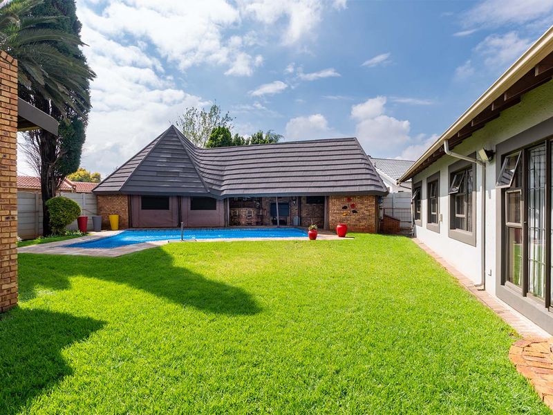 SPACIOUS FAMILY HOME IN ENCLOSURE - Photo 3