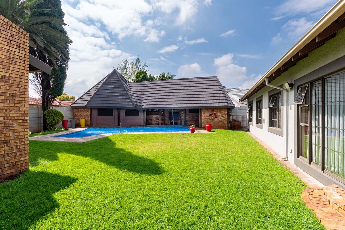 SPACIOUS FAMILY HOME IN ENCLOSURE - Photo 3