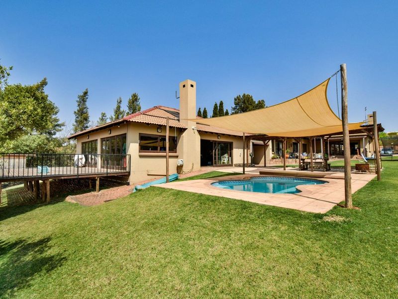 Large family home with five bedrooms and loads of entertainment spaces - Grootfontein Country Estate - Photo 3