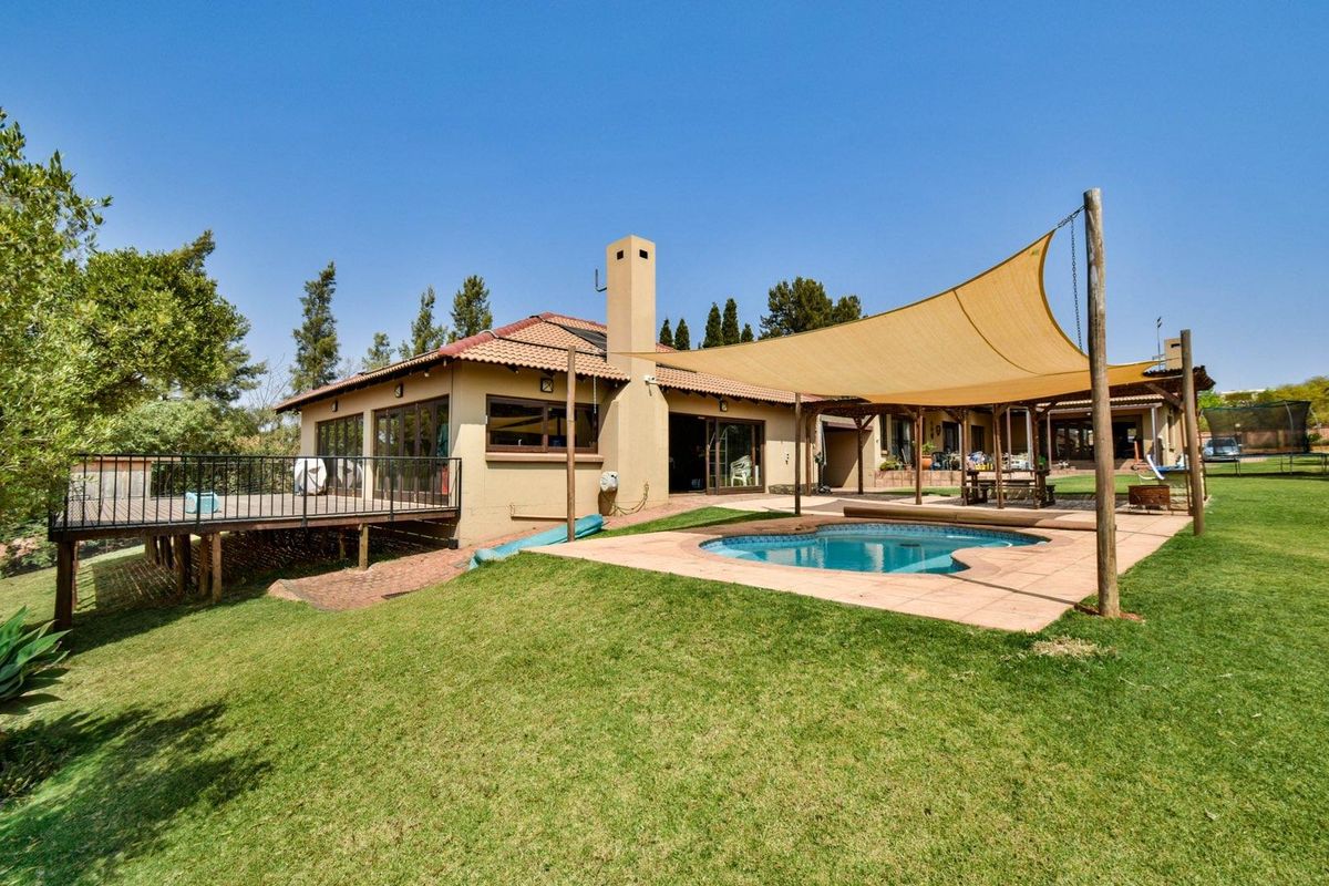 Large family home with five bedrooms and loads of entertainment spaces - Grootfontein Country Estate - Photo 3
