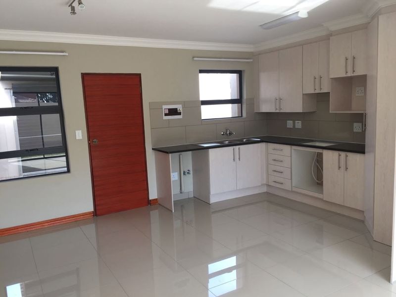 Modern 2-Bedroom Duplex in Prime Location - Photo 5