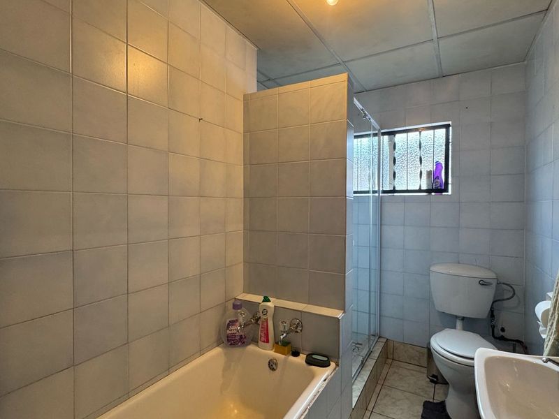 House with a flat for sale in Homevale - Photo 10