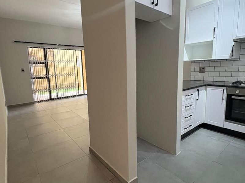 STUPENDOUS FULLY RENOVATED 2 BED 1 BATH GROUND FLOOR  APARTMENT IN THE FANTASTIC COMPLEX IN LONEHILL , FOURWAYS - Photo 6