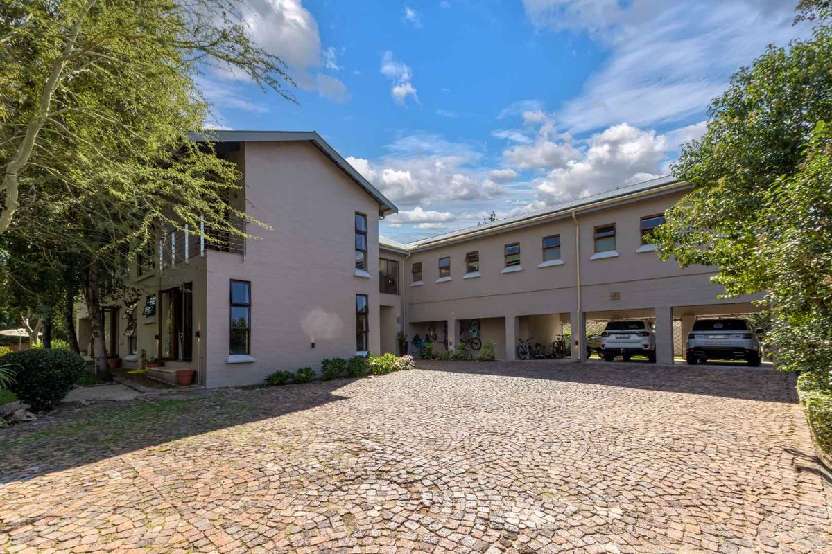 PRESTIGIOUS, HIGH-END TROPHY RESIDENCE IN A SERENE AND PEACEFUL LOCATION - Photo 2
