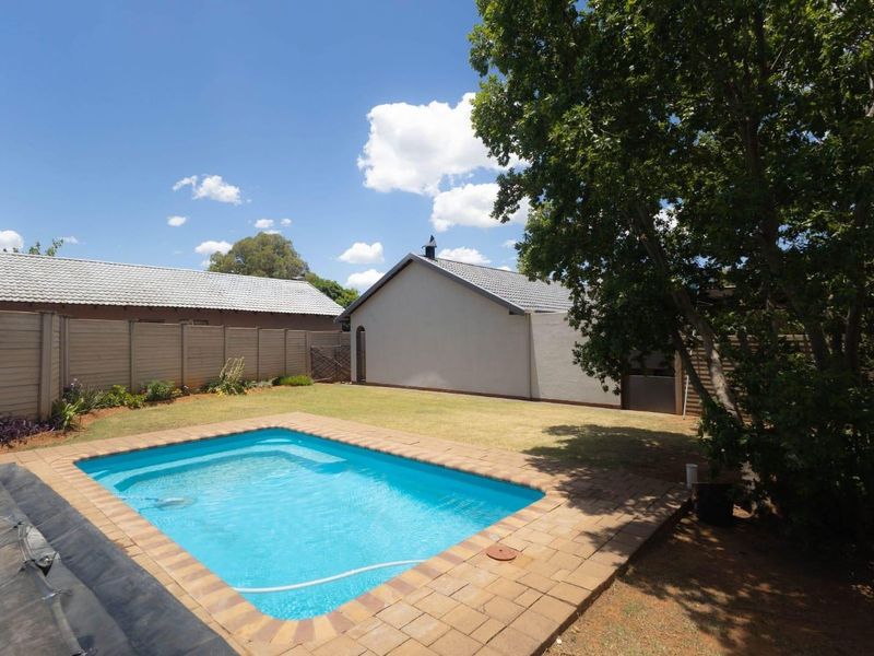 Spacious 3-Bedroom Home with Private Pool & Expansive Yard - Photo 5