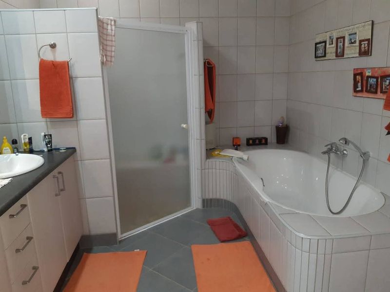 Lovely property with surrounded landscaped gardens and spacious verandas, situated in the outskirts of Omaruru, bordering the Omaruru River. - Photo 10