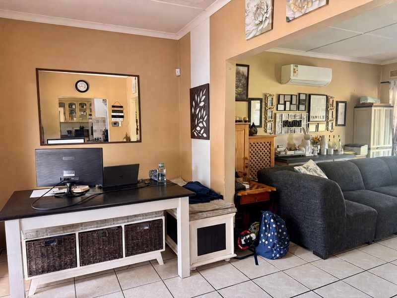 3 Bedroom Family Home with additional Flatlet & Cottage - Photo 10