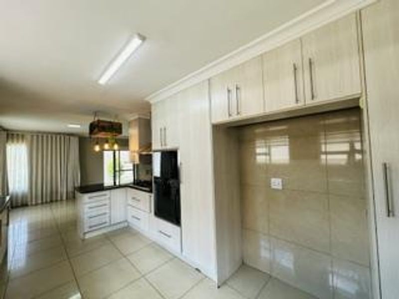 Spacious 3-Bedroom Family Home To Rent in Wild Teak Estate, Montana - Photo 9