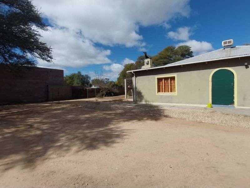 Spacious 2-Bedroom Home with Bonus 1-Bedroom Flat - Photo 2