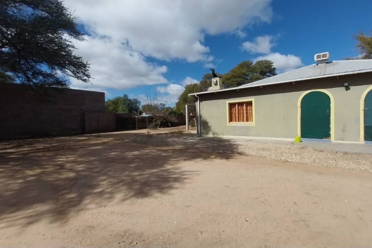 Spacious 2-Bedroom Home with Bonus 1-Bedroom Flat - Photo 2