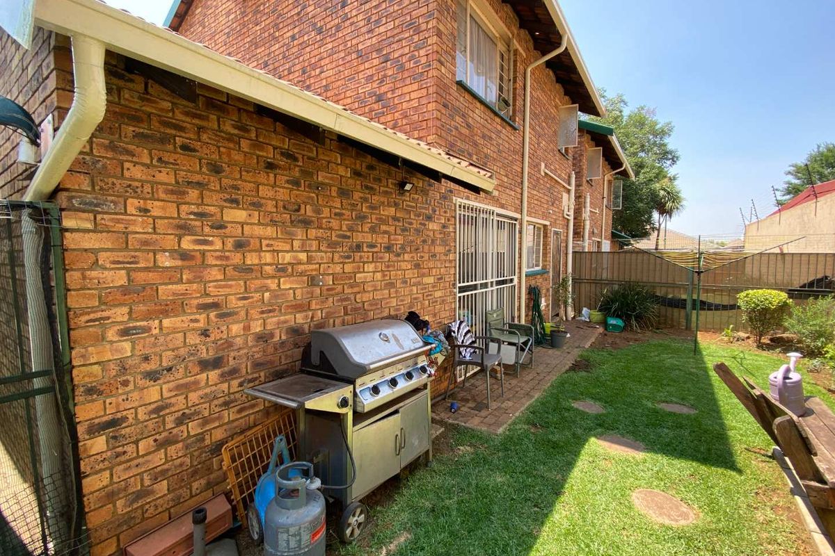 FOR THE SERIOUS INVESTOR - COMPLEX OF 4 FREESTANDING UNITS FOR SALE - Photo 5