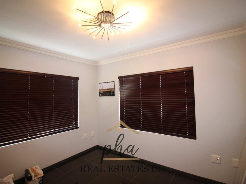 Various building on one large plot if for sale - Swakopmund (Industrial) - Photo 7