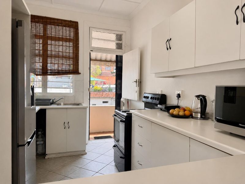 LIGHT, CHARACTER FILLED TOP FLOOR APARTMENT WITH SUNROOM & LOCK UP GARAGE - Photo 6