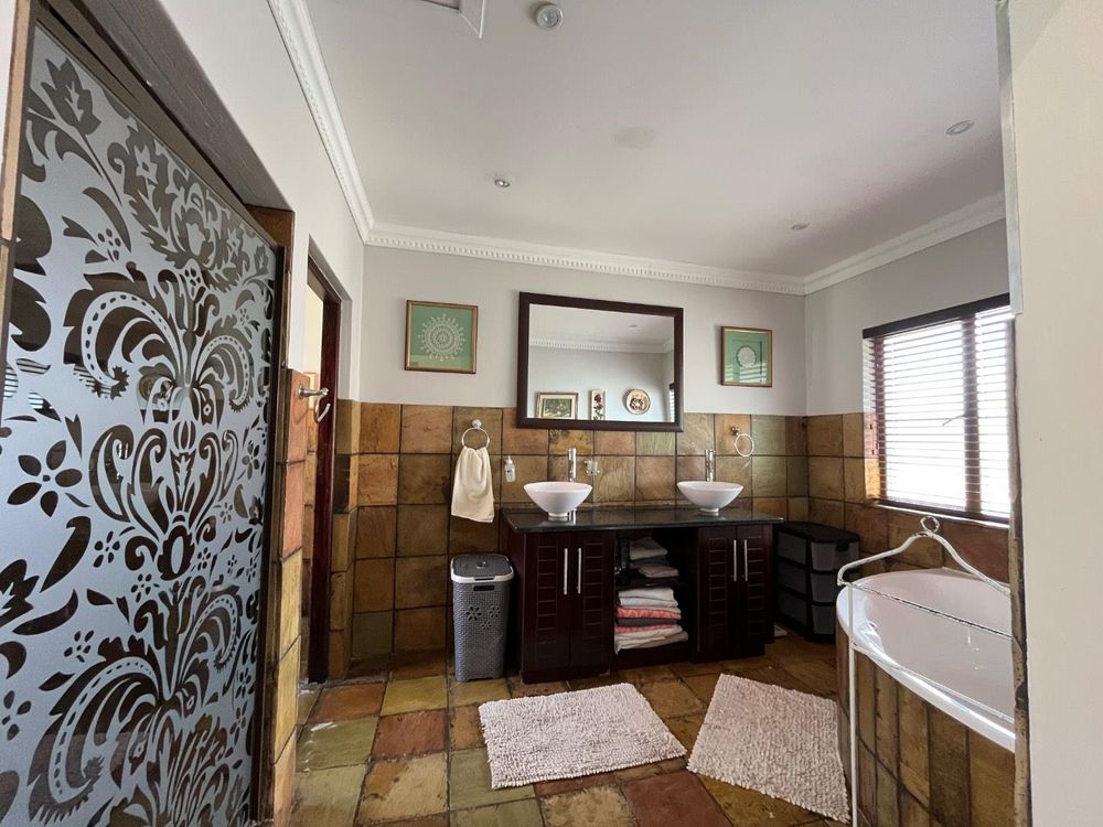 En suite bathroom for main bedroom.