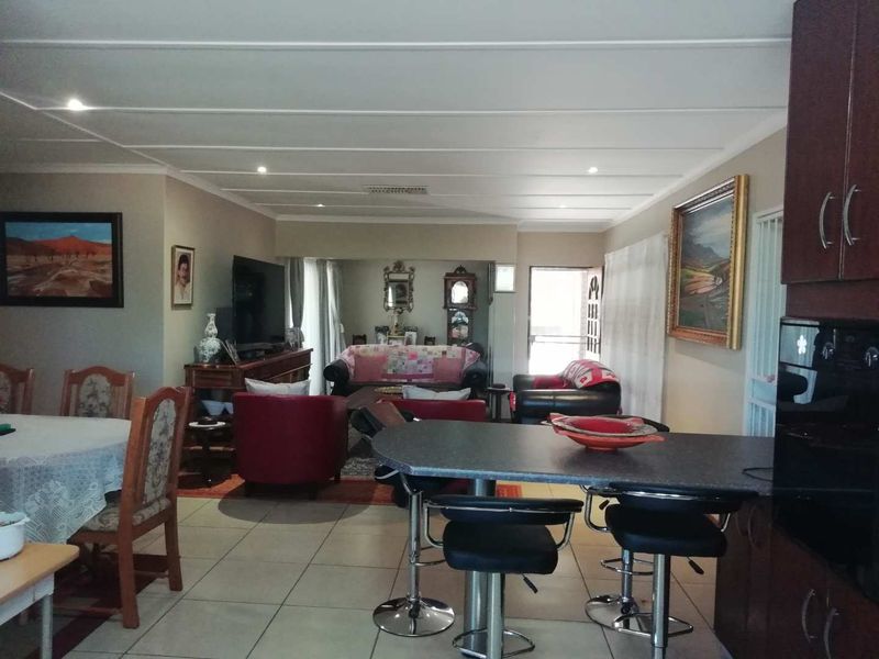 Stunning 3-bedroom townhouse off the grid in an immaculate complex - Photo 2